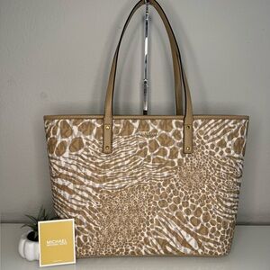 Michael Kors Carter Signature Animal Print Semi Lux Open Tote Handbag 
NWT